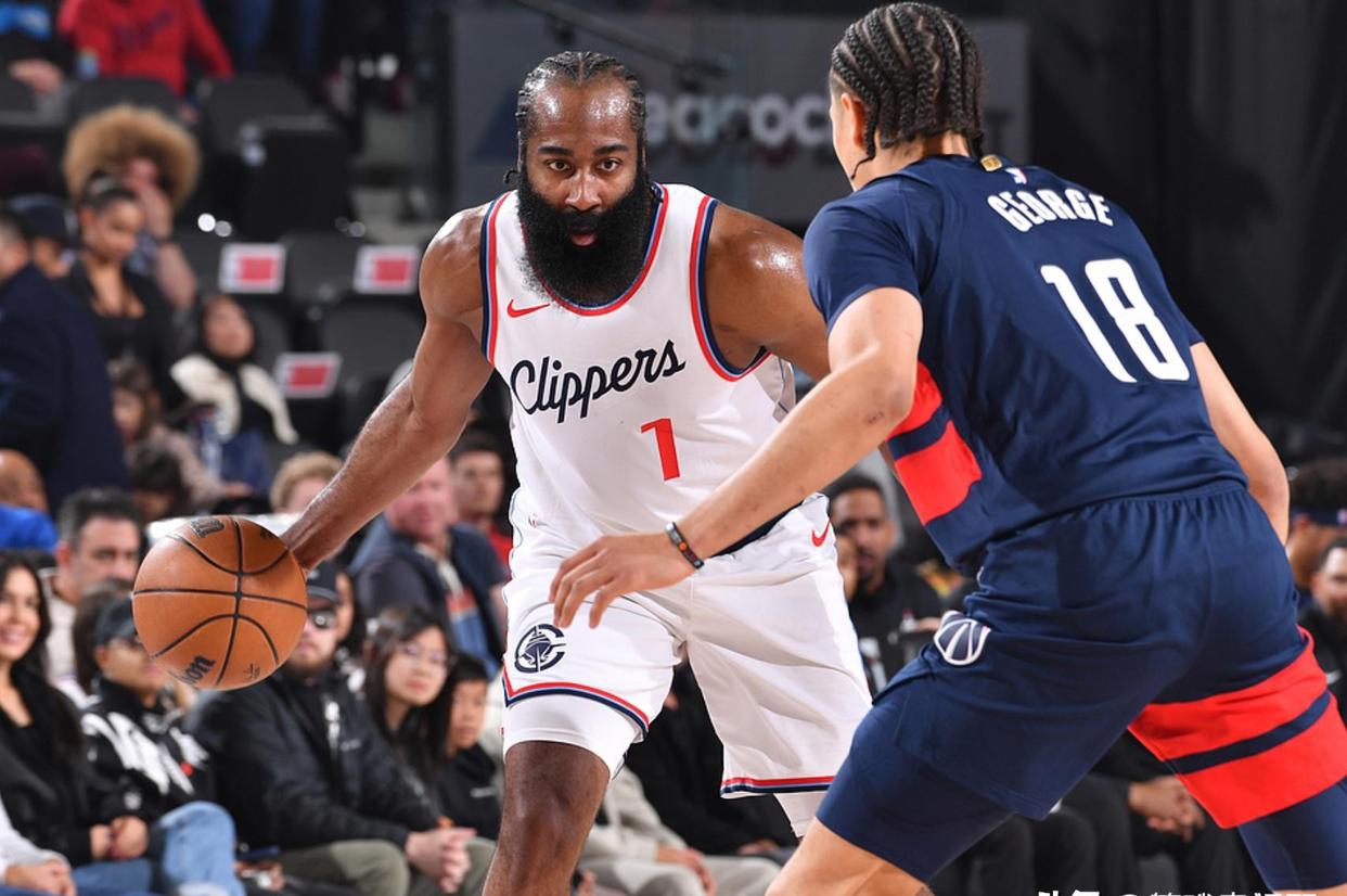 问鼎娱乐-棒球淘汰赛焦点战：皖南迅豹队强势横扫天山巨龙队，新星闪耀。反击锐度十足的简单介绍