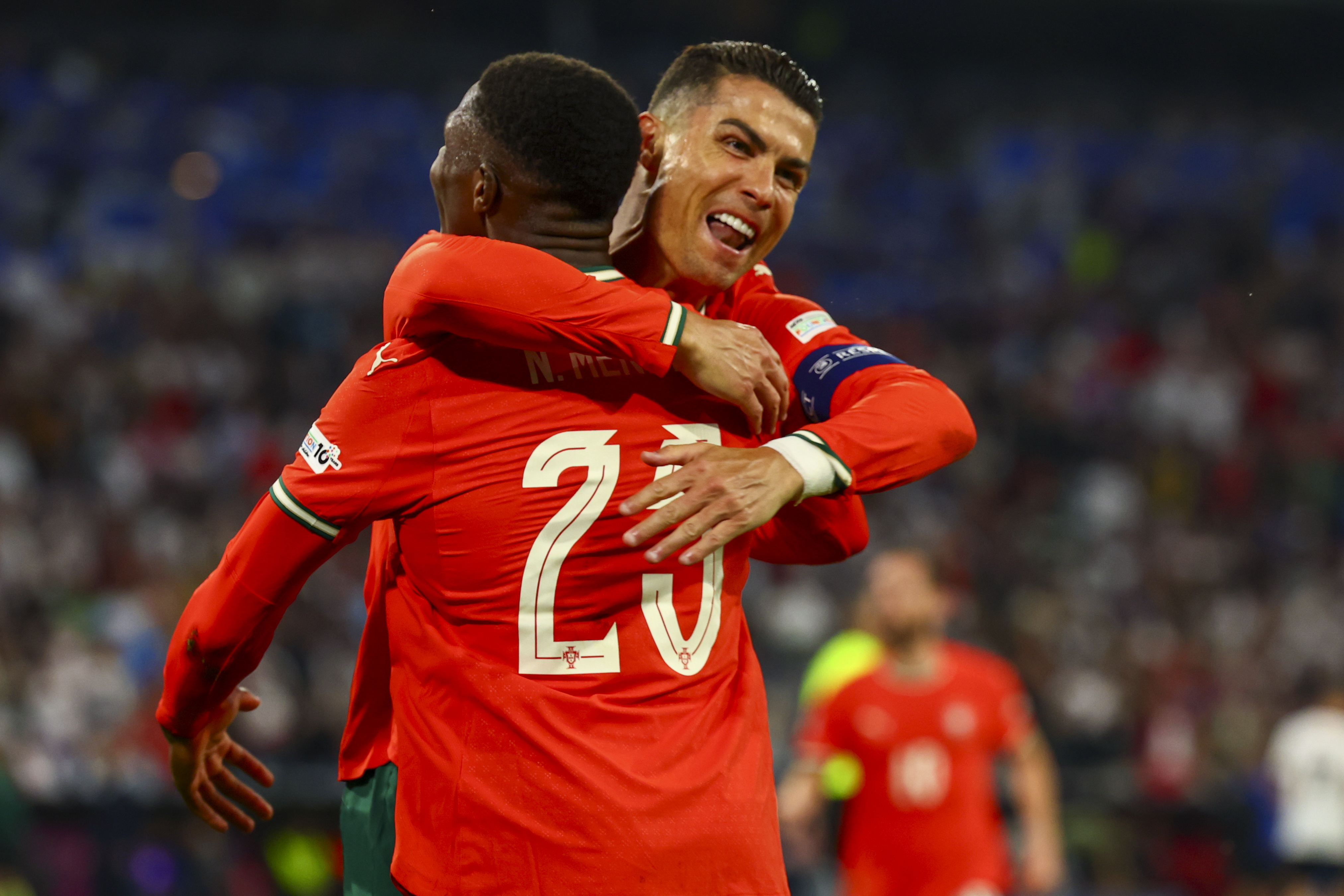 问鼎国际-包含葡萄牙体育发布备战花絮，国际比赛日强势反弹，欧联任务艰巨，球探报告显示潜力的词条