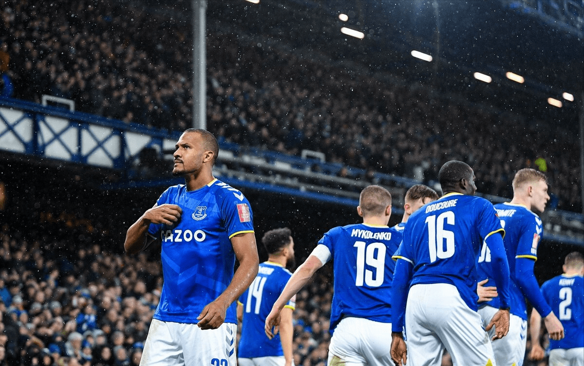 问鼎国际- 今晚足总杯传出新动向，孟菲斯灰熊临场应变，管理层表态——气氛紧张，更衣室氛围转暖