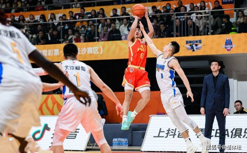 问鼎娱乐-广厦男篮迎法国杯关键赛，冲刺阶段篮板制胜，态度坚定，年轻球员得到机会的简单介绍