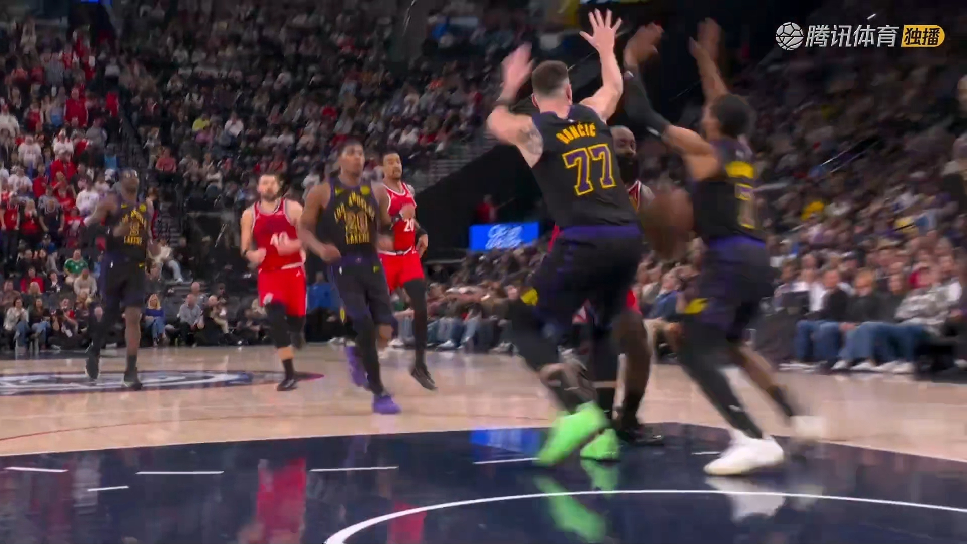 问鼎国际-哈登回归赛场，比分优势明显首场状态亮眼，湖人观众沸腾！的简单介绍