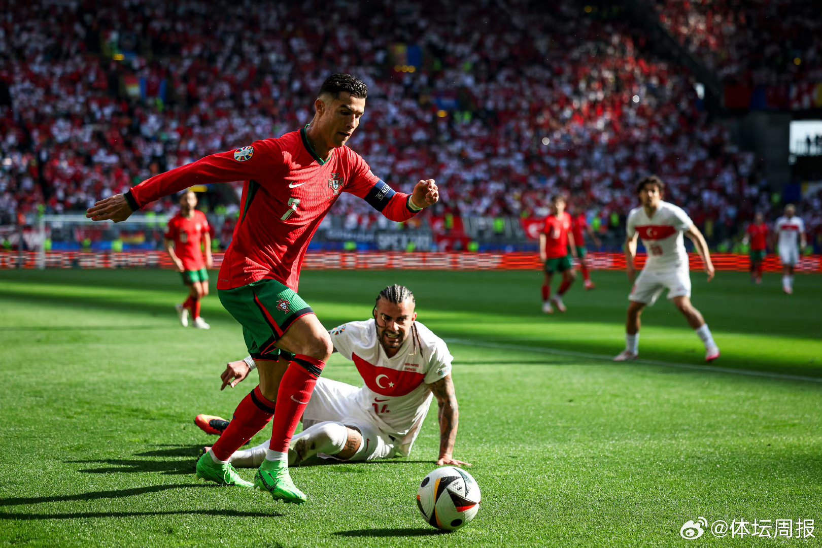 问鼎国际-关于C罗在拜仁比赛中精彩发挥，势不可挡引发热议！的信息